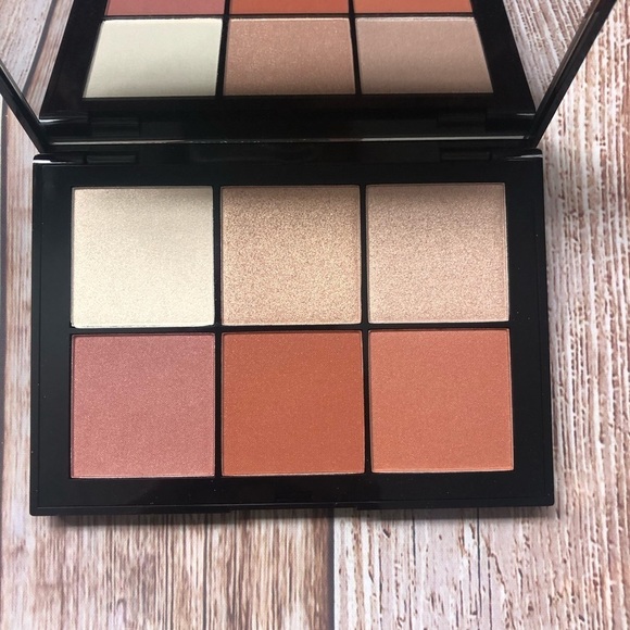 Doucce Eye Shadow Pallet - Picture 3 of 3